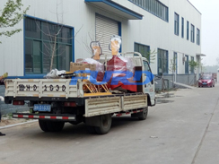 福瑞得機(jī)械手扶壓路機(jī)、框架整平機(jī)已成功裝車及時(shí)發(fā)貨