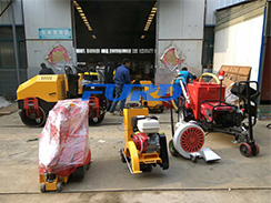 七月，福瑞得灌縫機、灌縫膠等路面養(yǎng)護設(shè)備發(fā)貨忙