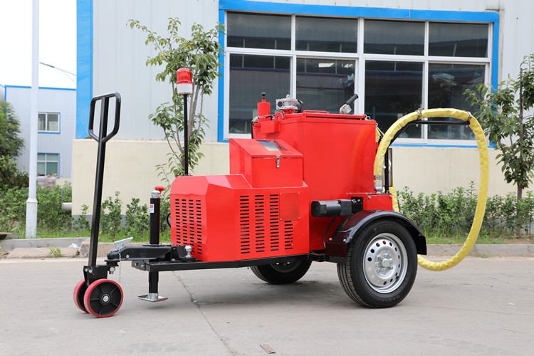 雨季未結(jié)束前，灌縫都是公路養(yǎng)護的主要工作