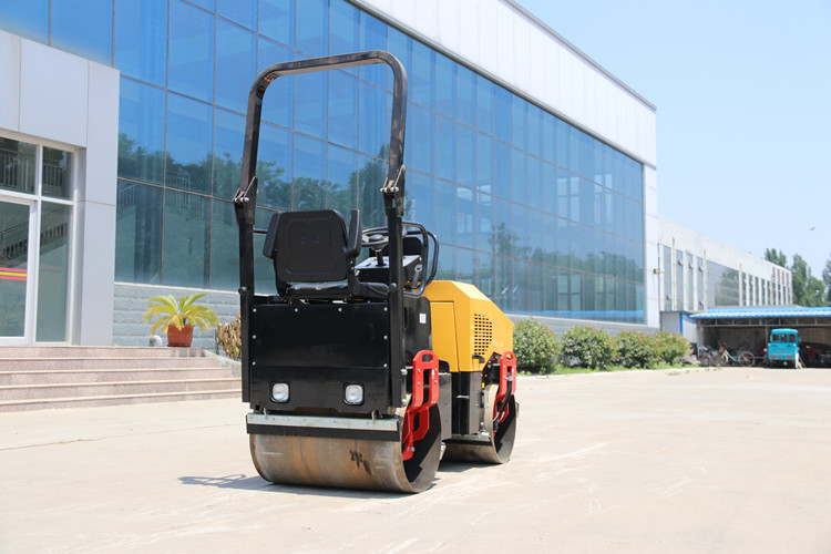 小型振動(dòng)壓路機(jī)，只使用不保養(yǎng)也是萬(wàn)萬(wàn)行不通的